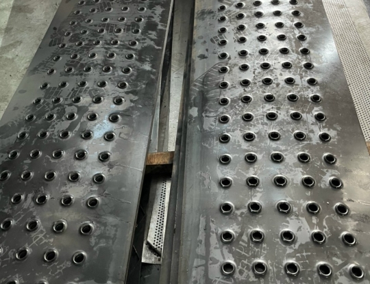 Tấm thép chống trượt đột dập cnc